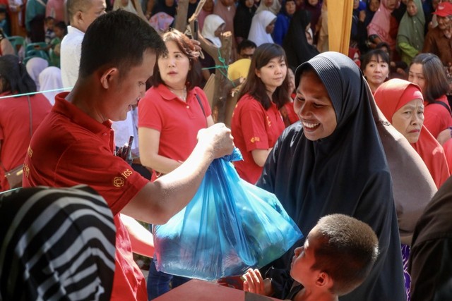 Warga etnis Tionghoa membagikan paket Ramadan berupa sembako gratis kepada warga kurang mampu di depan kantornya di Peunayong, Banda Aceh, Sabtu (11/5)/ Foto: Suparta/acehkini