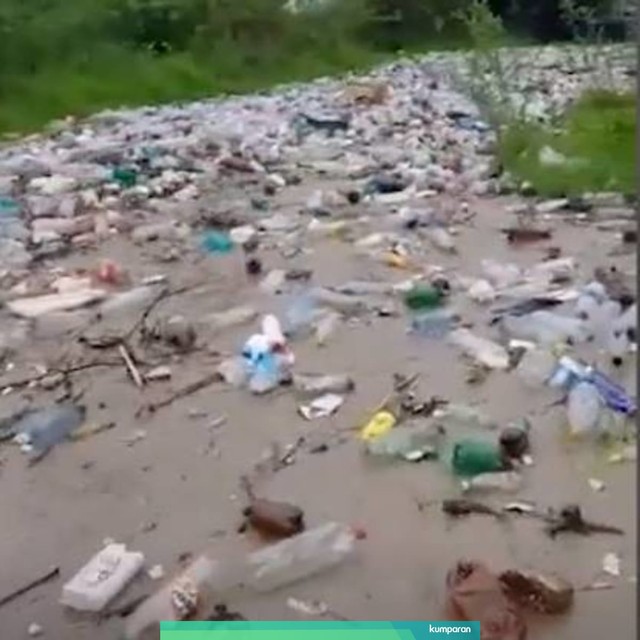 Sungai sampah plastik di Rumania. Foto: Meteoplus/Facebook