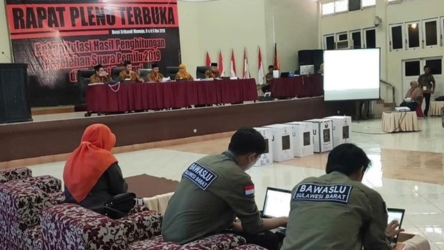 Rapat pleno terbuka KPU Sulawesi Barat di Hotel Srikandi Mamuju. Foto: Istimewa