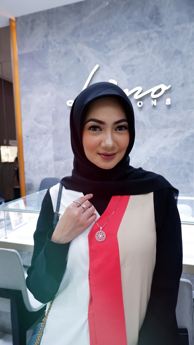 4 Tips Styling Perhiasan Hijab ala Diandra Gautama dan