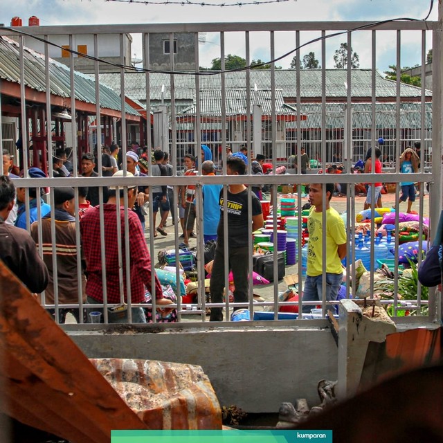 Ratusan narapidana dan tahanan mempersiapkan barang-barang ketika menunggu proses evakuasi pasca terjadinya kerusuhan. Foto: Antara/Rony Muharrman