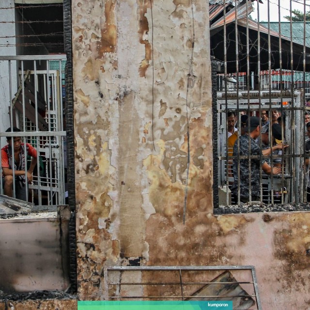 Ratusan narapidana dan tahanan menunggu proses evakuasi pasca terjadinya kerusuhan di Rutan Kelas II B Siak Sri Indrapura. Foto: Antara/Rony Muharrman