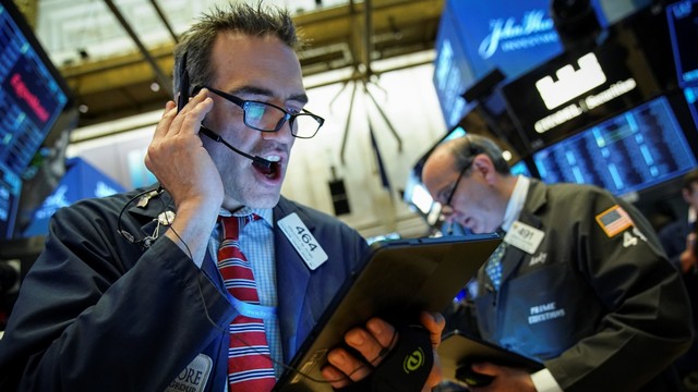 Pedagang professional sedang bekerja di New York Stock Exchange. Foto: Getty Images/Drew Angerer