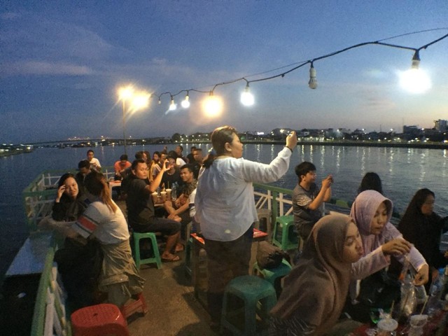 Setiap harinya, ratusan warga Pontianak menikmati suasana berbuka di atas kapal wisata air galaherang Foto: Dok Hi!Pontianak