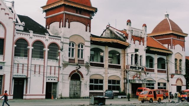 Warung ini berseberangan dengan Kota Lama, sehingga kamu bisa memandang bangunan peninggalan kolonial. Foto: Indah Salimin
