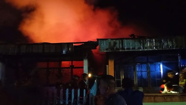 Kebakaran yang menghanguskan lima rumah di Gang Empat Lima Jalan Diponegoro Singkawang. Foto: Dok HI!Pontianak 