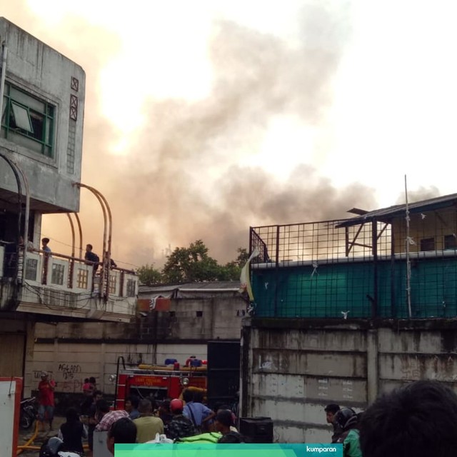 Kebakaran yang melanda rumah padat penghuni di kawasan mangga dua, Jakarta Pusat. Foto: Aprilandika Pratama/kumparan