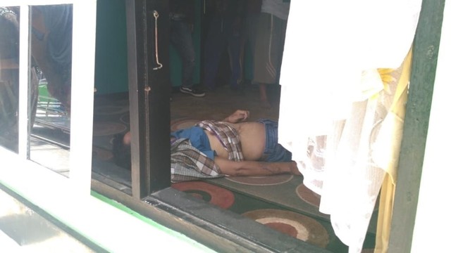 Endang (56), warga Dusun Manis RT.15 RW.04 Desa Cilaja Kecamatan Kramatmulya, Kabupaten Kuningan, Jawa Barat, ditemukan tewas di rumah kediamannya. Endang diduga tewas akibat gantung diri. (Andry)