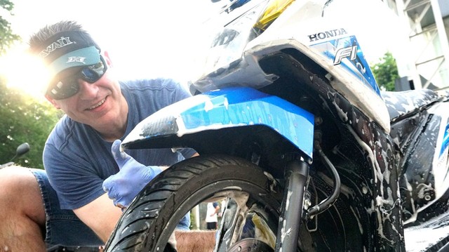 Biar Motor Tetap Kinclong, Sehabis Kehujanan Langsung Dibilas (62019)