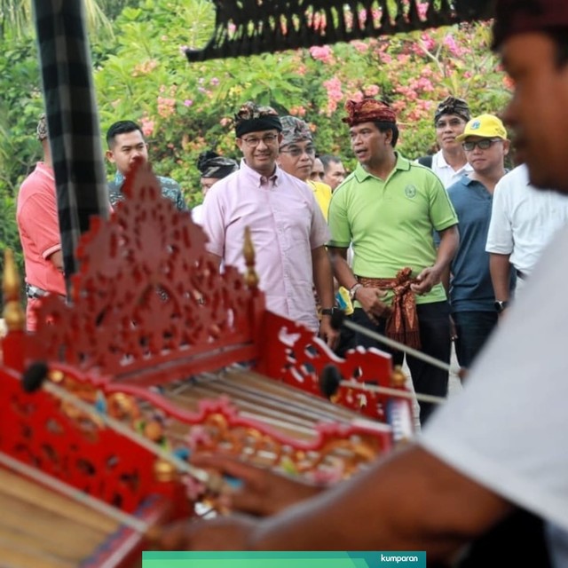 Gubernur DKI Jakarta, Anies Baswedan, mengunjungi Pura Segara Kemayu di Cilincing, Jakarta. Foto: Facebook/@Anies Baswedan