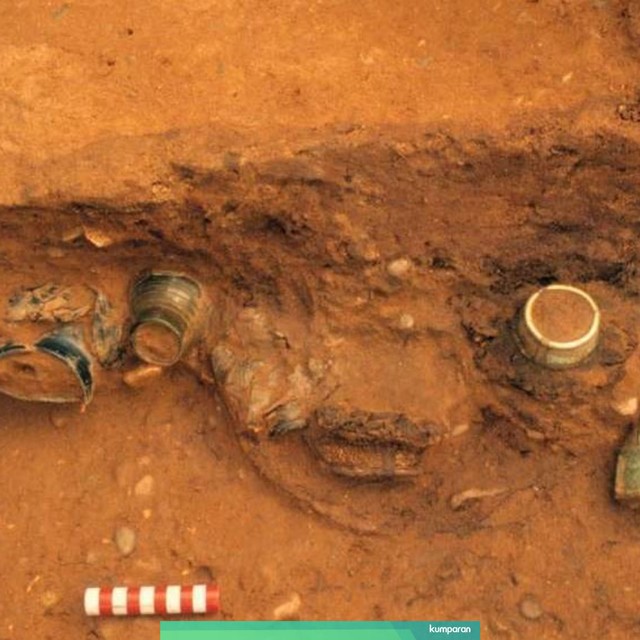 Benda peninggalan di dalam makam kuno yang ditemukan di antata pub dan supermarket di Inggris. Foto: MOLA