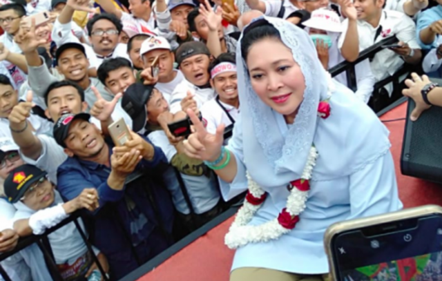 Siti Hediati Hariyadi (Titiek Soeharto), saat berfoto dengan para pendukung Prabowo di Yogyakarta. (Foto: Istimewa)