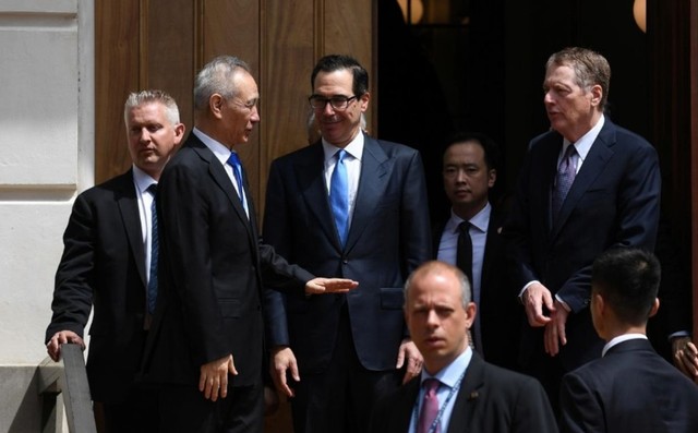 Delegasi AS dan China seusai perundingan dagang yang berakhir tanpa kesepakatan. Foto: REUTERS/Clodagh Kilcoyne