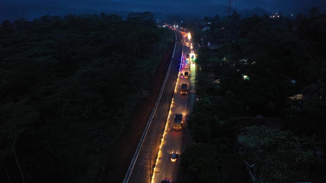 Foto udara proyek pelebaran jalan nasional Temanggung-Bawen di Jawa Tengah, Sabtu (11/5/19). Foto: ANTARA FOTO/Puspa Perwitasari