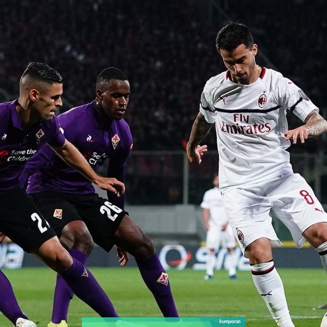 Pemain Milan dan Fiorentina berduel. Foto: Dok. Media AC Milan
