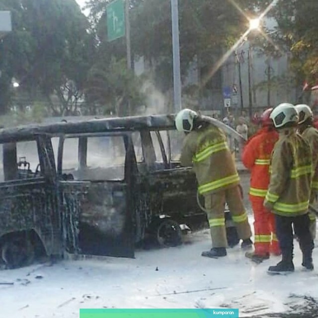 Proses pemadaman api dari mobil yang terbakar di Jalan Veteran Depan Halte Istiqlal Kel.Gambir, Kec.Gambir Jakarta Pusat. Foto: Instagram @damkar_jakpus