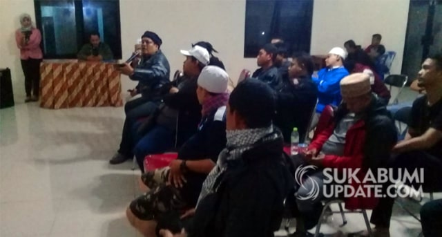 Dialog massa pendukung pasangan capres-cawapres nomor urut 02, Prabowo-Sandi saat berdialog di kantor Kecamatan Parungkuda, Kabupaten Sukabumi, Sabtu (11/5/2019) malam, yang memprotes pencopotan baligho. | Sumber Foto:Istimewa