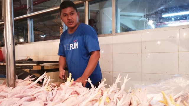Penjual daging ayam di pasar. Foto: Dok. Kementan
