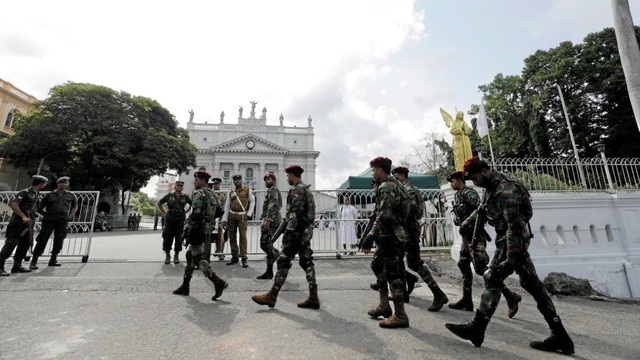 Sejumlah Tentara komando Sri Lanka berjaga di dekpan pintu masuk utama Katedral St. Lucia. Foto: REUTERS / Dinuka Liyanawatte