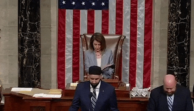 Imam Omar Suleiman pimpin doa di Senat Amerika Serikat. Foto: Youtube @Yaqeen Institute for Islamic Research