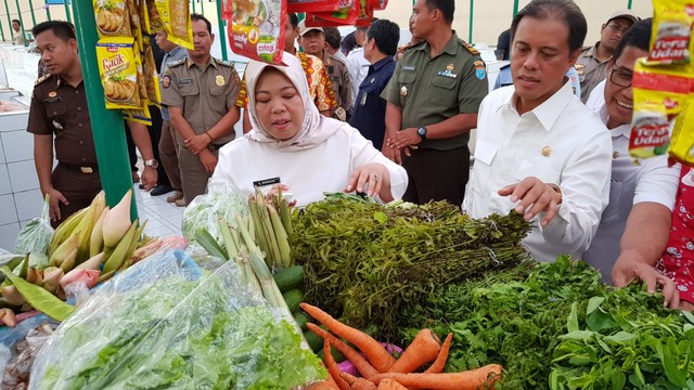 Bupati Kobar Hj Nurhidayah bersama Anggota DPR RI Hamdhani saat membuka Pasar Palagan Sari. (FOTO: Joko Hardyono)