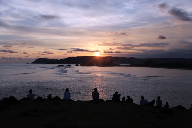 Momen sunset dari bukit Merese yang ditunggu-tunggu oleh wisatawan. Foto: Aria Sankhyaadi/kumparan