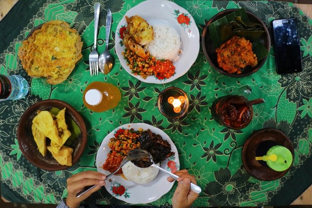Kamu Pencinta Kuliner Pedas? Wajib Coba Sego Sambel Cak Uut (603495)