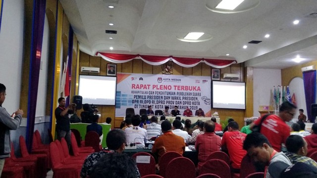 Suasana penghitungan suara Pleno Kota Medan. Foto: Rahmat Utomo/kumparan