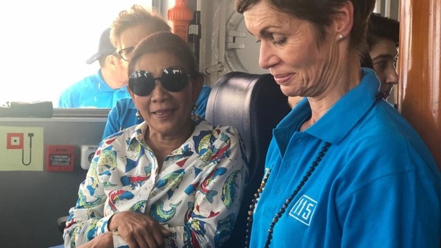 Menteri Kelautan dan Perikanan Susi Pudjiastuti saat menenggelamkan kapal illegal fishing