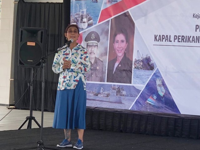 Menteri Kelautan dan Perikanan Susi Pudjiastuti saat menenggelamkan kapal illegal fishing (NOT COVER)