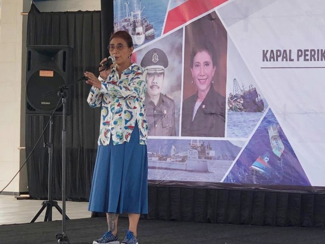 Menteri Kelautan dan Perikanan Susi Pudjiastuti saat menenggelamkan kapal illegal fishing (NOT COVER)