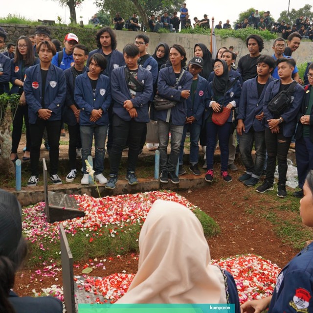 Mahasiswa Trisakti melakukan tabur bunga di makam Pahlawan Reformasi. Foto: Jamal Ramadhan/kumparan