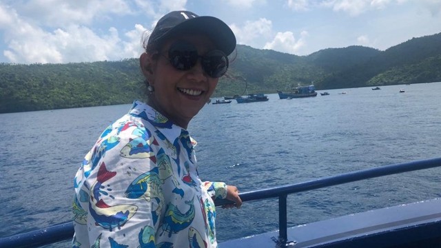 Menteri Kelautan dan Perikanan Susi Pudjiastuti saat menenggelamkan kapal illegal fishing