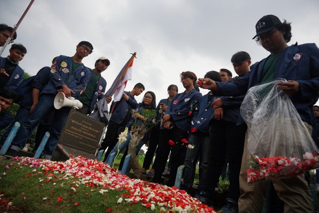 Mahasiswa Trisakti melakukan tabur bunga di makam Pahlawan Reformasi