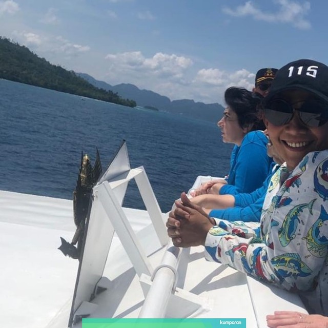 Menteri Kelautan dan Perikanan Susi Pudjiastuti menggunakan topi bertuliskan 115 saat menenggelamkan kapal illegal fishing