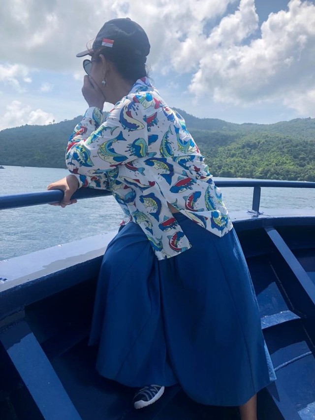 Menteri Kelautan dan Perikanan Susi Pudjiastuti saat menenggelamkan kapal illegal fishing (NOT COVER)