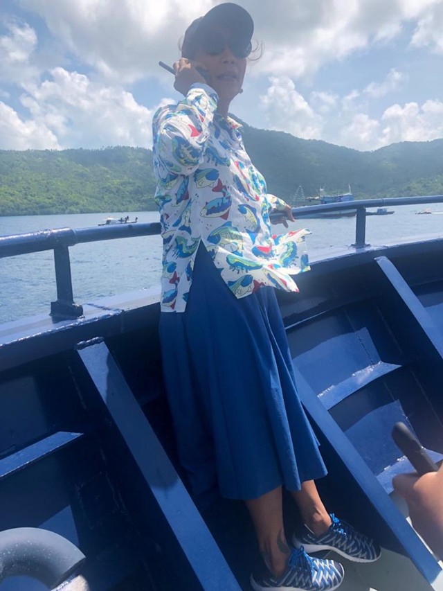 Menteri Kelautan dan Perikanan Susi Pudjiastuti saat menenggelamkan kapal illegal fishing (NOT COVER)