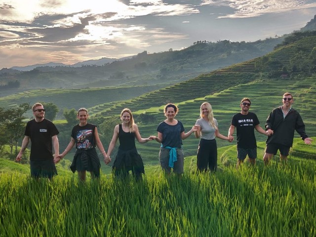 Wisatawan mancanegara yang dibawa Jefri Aquino mengeksplor keindahan persawahan Bangka Kenda, Kabupaten Manggarai.Foto oleh : florespedia/kumparan.com