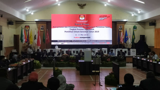 KPU Jawa Barat menggelar rapat pleno hari kelima di Kantor KPU Jabar, Jalan Garut, Kota Bandung, Minggu (12/5). Foto: Rachmadi Rasyad/kumparan