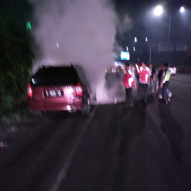 (NOT COVER) mobil terbakar diruas Tol JORR (Exit Cilandak)