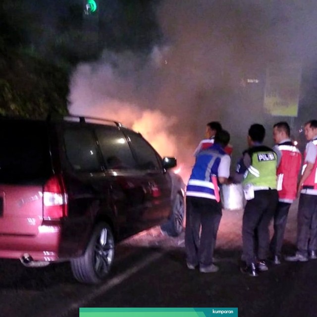 Petugas berusaha memadamkan mobil yang terbakar diruas Tol JORR (Exit Cilandak). Foto: Twitter@TMCPoldaMetro