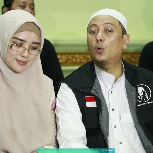 Musisi Opick bersama istrinya Bebi Silvana saat memberi keterangan terkait rambut Nabi Muhammad SAW di kediamannya Jakarta, Minggu, (12/5/2019). Foto: Ronny/kumparan