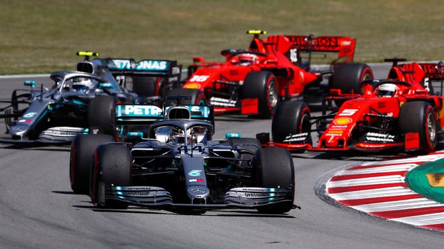 Lewis Hamilton memimpin balapan di depan Bottas, Vettel, dan Leclerc. Foto: Juan Medina/Reuters