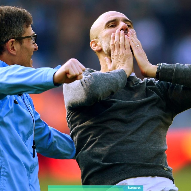 Pep Guardiola merayakan kemenangan melawan Brighton and Hove Albion. Foto: REUTERS/Toby Melville