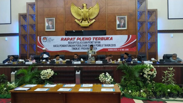 Susunan kertas berita acara yang akan ditanda-tangani oleh saksi usai rapat pleno KIP Aceh. Foto: Adi Warsidi/acehkini 