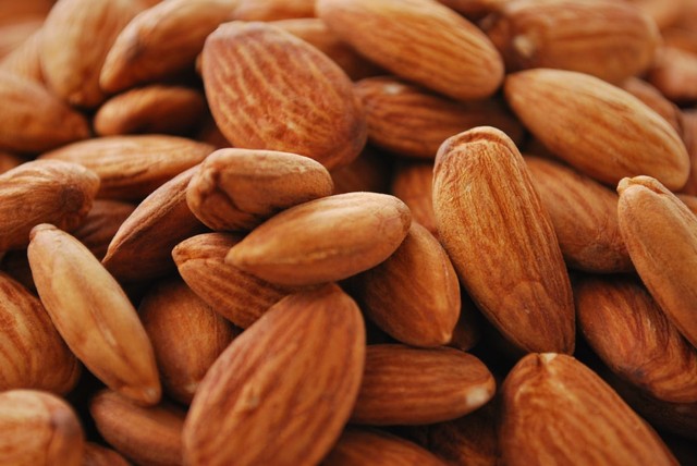Almonds_(3060935008).jpg