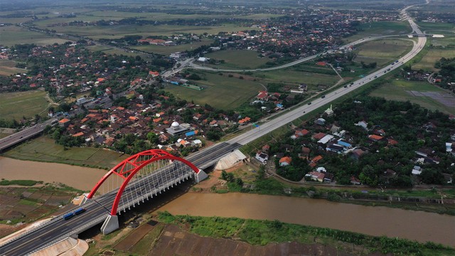Foto udara Tol Trans Jawa di Jembatan Kali Kuto, Batang, Jawa Tengah. Foto: ANTARA FOTO/Puspa Perwitasari