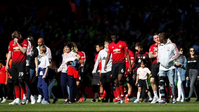 Pemain-pemain Manchester United berjalan lunglai usai ditundukkan Cardiff City pada pertandingan penutup musim 2018/19. Foto: Reuters/Andrew Yates