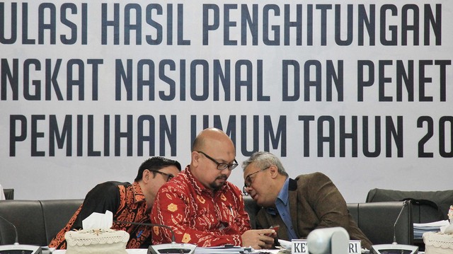 Ketua KPU Arief Budiman dan Komisioner KPU Ilham Saputra di Gedung KPU,Jakarta, Senin (13/5/19). Foto: Irfan Adi Saputra/kumparan