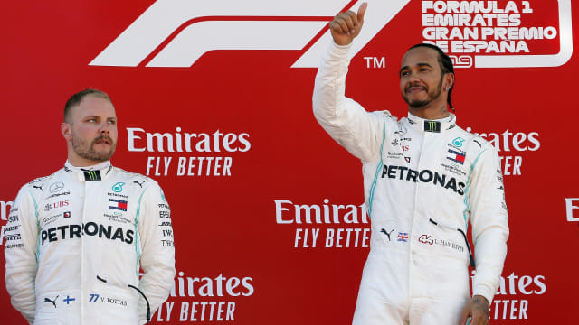 Valtteri Bottas finis kedua, sementara rekan setimnya, Lewis Hamilton, tersenyum bangga sebagai pemenang GP Spanyol 2019. Foto: REUTERS/Jon Nazca